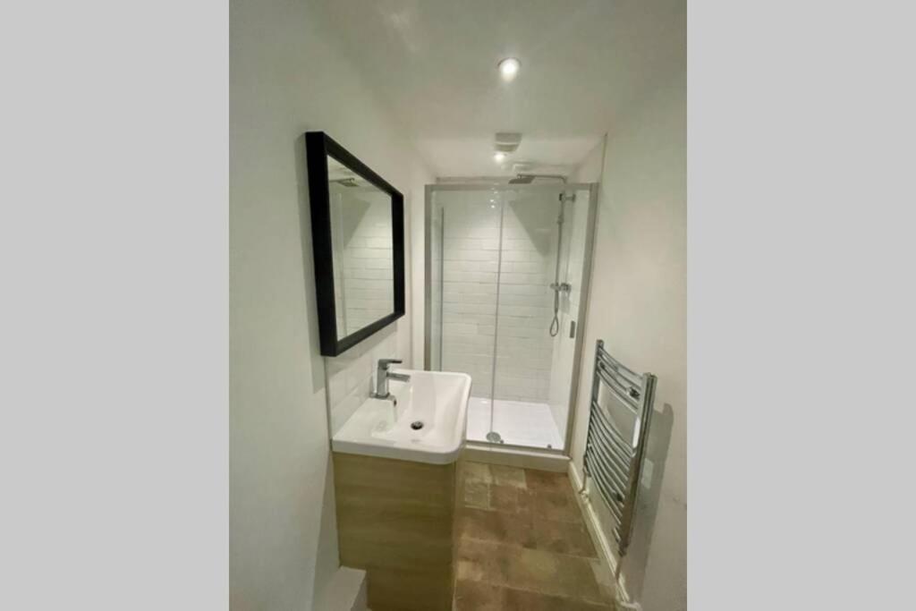 Stylish Modern Two Bedroom Apartment With Garden 카디프 외부 사진