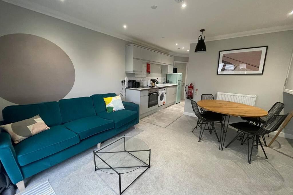 Stylish Modern Two Bedroom Apartment With Garden 카디프 외부 사진